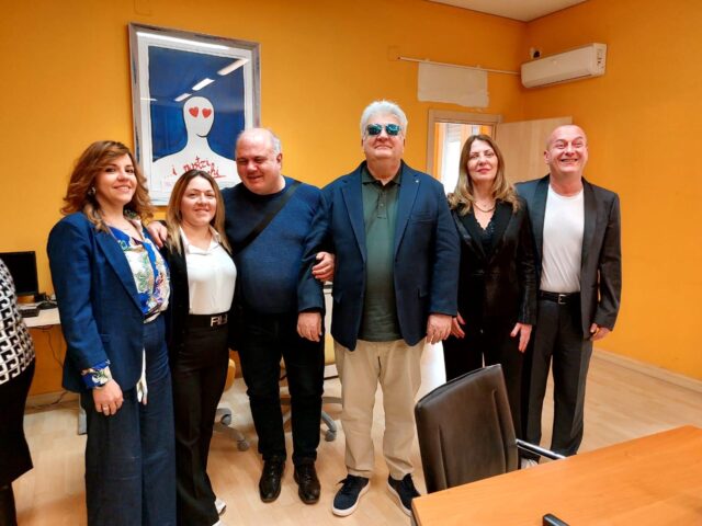 COMUNICATO STAMPA Insediato il nuovo Consiglio della Sezione di Foggia dell’Unione Italiana dei Ciechi e degli Ipovedenti ETS – APS Foggia, [DATA] – Si è ufficialmente insediato il nuovo Consiglio della Sezione Territoriale di Foggia dell’Unione Italiana dei Ciechi e degli Ipovedenti ETS – APS, a seguito delle recenti elezioni svoltesi secondo le disposizioni statutarie dell’associazione. Nel corso della prima seduta, tenutasi presso la sede sezionale, sono state assegnate le cariche istituzionali. A guidare la Sezione per il quinquennio 2025–2030 sarà il Presidente Salvatore Gallo, affiancato dalla Vicepresidente Stefania Matrella e dal Consigliere delegato Michele Di Dedda. Il nuovo Consiglio intende proseguire nel solco dell’impegno associativo volto a promuovere i diritti, l’autonomia e l’inclusione delle persone cieche e ipovedenti della provincia di Foggia, rafforzando i rapporti con le istituzioni, le scuole, le famiglie e il mondo del lavoro. “Siamo pronti a lavorare con determinazione e spirito di servizio – ha dichiarato il Presidente Salvatore Gallo – per dare continuità alle attività della Sezione e per affrontare con energia le nuove sfide poste dalla disabilità visiva, con l’obiettivo di costruire una comunità più accessibile e inclusiva per tutti.” La Sezione UICI di Foggia rinnova il proprio impegno quotidiano a fianco dei soci e del territorio, nel segno della solidarietà, della partecipazione e della difesa dei diritti.